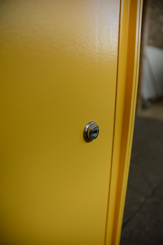 picture of the camlock on front door