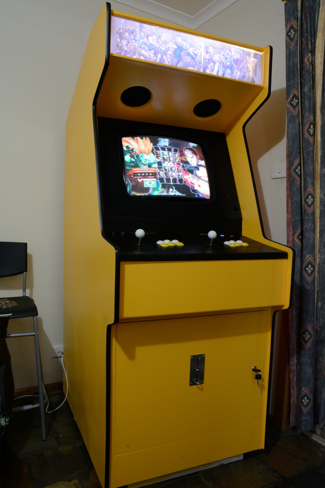 picture of full running arcade cabinet